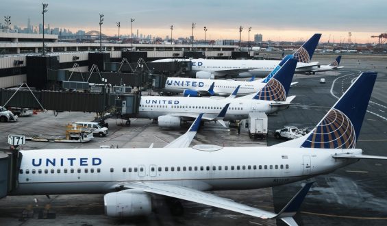 United Airline placed a record-breaking order for 100 Boeing 787 Dreamliners
