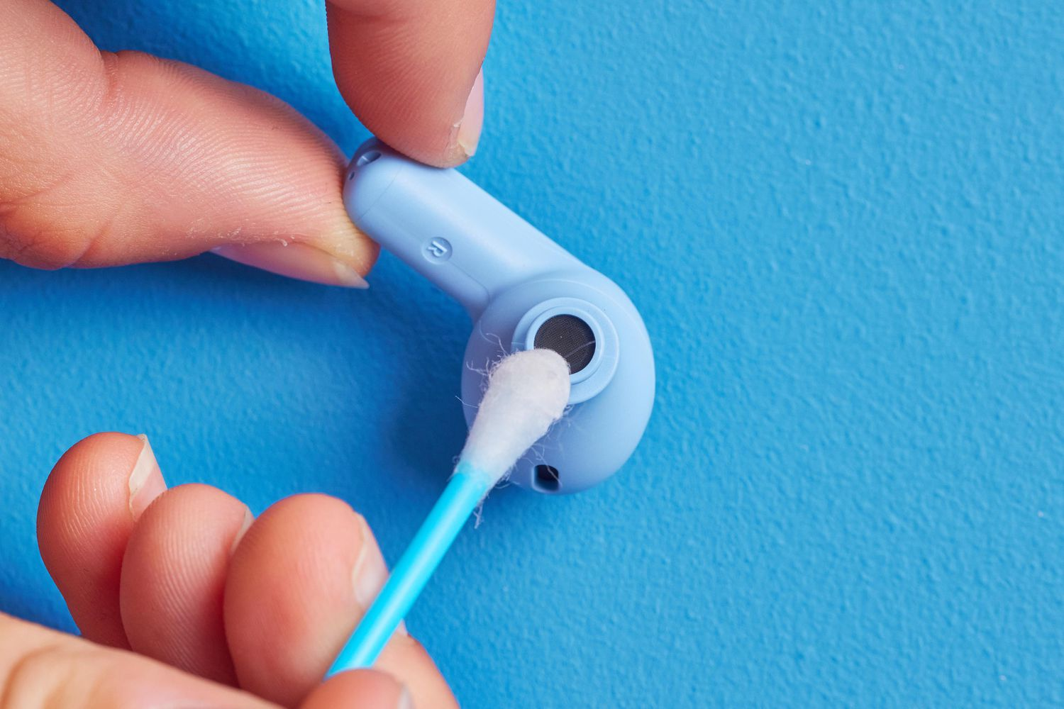 5 Safe Ways To Clean Your Earbuds Properly